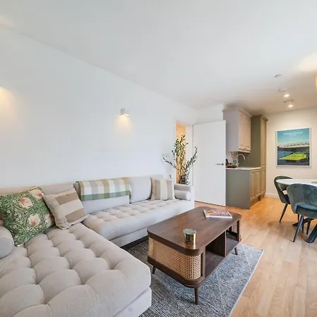Modern And Central 1Br Flat With Skyline View